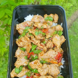 ข้าวราดกระเพราหมูชิ้น