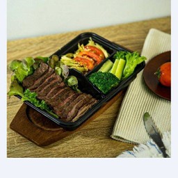 ส้มตำเส้นบร็อคโคลี่จี๊ดแซ่บเนื้อริบอายย่าง (คีโต) มีน้ำปลาร้าต้มสุก