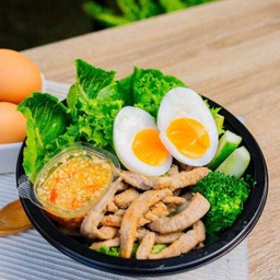 ยำหมูอบ น้ำจิ้มซีฟู๊ดไข่ต้ม (Keto)