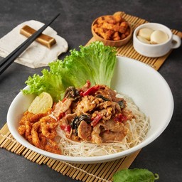 เส้นหมี่กะเพราหมูสันคอ