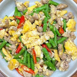 ข้าวหน้าหมูสับผัดไข่ใส่ถั่วฝักยาว