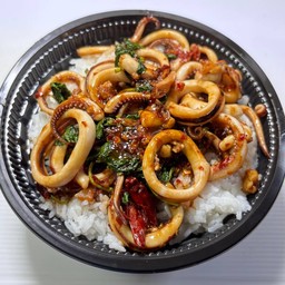 กะเพราปลาหมึกพริกแห้ง