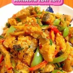 ผัดเผ็ดปลาบึก (ราดข้าว)