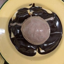 ขนมปังกลมปิ้ง ( ดาร์กชอคโกแลต ) + ไอศกรีม