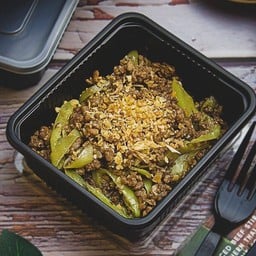 เนื้อบดออสเตรเลียผัดพริกหนุ่ม กับข้าว