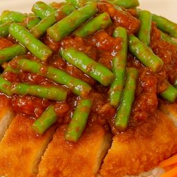 ข้าวไก่กรอบราดผัดพริกแกงถั่ว