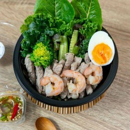 ยำกุ้งหมูซีฟู๊ดแซ่บไข่ต้ม (Keto)
