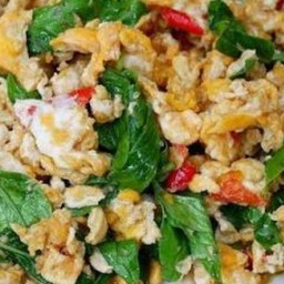 ข้าวหน้าไข่ผัดโหระพา