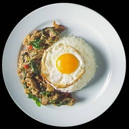 ข้าวกะเพราเนื้อสไลด์ออสเตรเลีย + ไข่ดาว