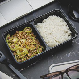 ข้าวเนื้อบดออสเตรเลีย ผัดพริกหนุ่ม