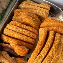 หมูกรอบ Uma Don หมูกรอบ อูมาด้ง