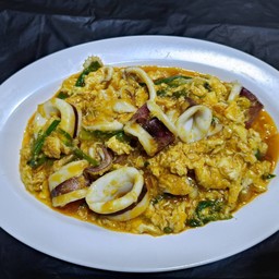 ปลาหมึกผัดผงกระหรี่