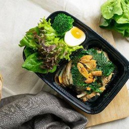 อกไก่ย่างผักโขม (Keto)