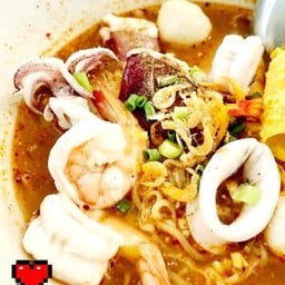 ต้มมาม่า รสต้มยำ ทะเลรวม หมูสับ+หมึก+กุ้ง+ฟรีใส่ลูกชิ้น(มาม่า2ซอง)