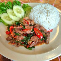 กะเพราเครื่องในไก่+ไข่ดาว
