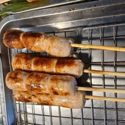 ใส้กรอกกับหมูปิ้งตลาดหน้าวัดนครบิ้กบอส ตลาดหน้าวัดนครบิ้กบอส