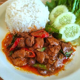 ผัดพริกเเกงเครื่องในไก่+ไข่ดาว