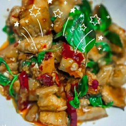 ข้าว สามชั้น ผัด โหระพาแซ่บ