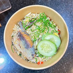 ข้าวผัดปลาทูชะอมน้ำพริกกะปิ