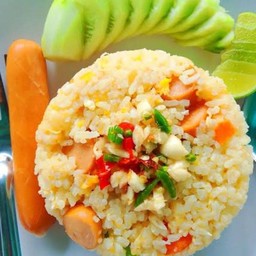 ข้าวผัดไส้กรอกพริกขี้หนูสวนกระเทียมสดใส่ไข่