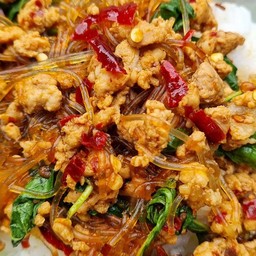 ข้าวกะเพราหมูสับ พรีเมี่ยม วุ้นเส้น
