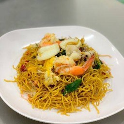 ผัดขี้เมาบะหมี่กรอบหมูนุ่ม และ หมึกLM