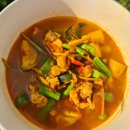 แกงป่าไก่ พร้อมข้าวสวยและไข่เป็ดต้ม