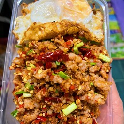 หมูสับคั่วพริกเกลือราดข้าว&รวมไข่