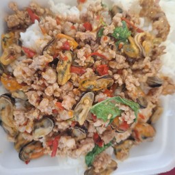 ข้าวกะเพราหมูสับ+หอยแมลงภู