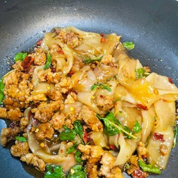 เส้นใหญ่ผัดกะเพรา