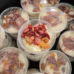 ข้าวเหนียวเนื้อทอด(ใส่ถ้วย)