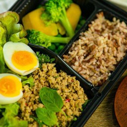 กระเพราหมูสับไข่ต้ม