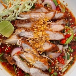 ยำคอหมูทอด