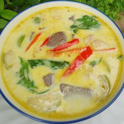 แกงเขียวหวานไก่พร้อมข้าวสวยและไข่เป็ดต้ม