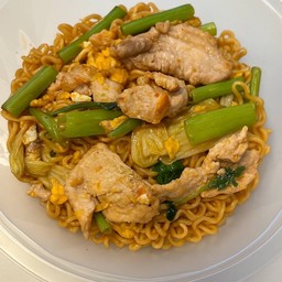 สุกี้แห้งเส้นม่าม่าหมู