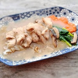 ราดหน้าเส้นใหญ่หมู สูตรน้ำปลารวงทอง (Rungtong Pork Noodles)