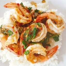 ข้าวกะเพรากุ้ง