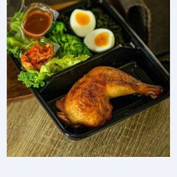 สเต็กน่องสะโพกไก่อบ เสิร์ฟพร้อมผักโขม ไข่ต้ม กิมจิ และผักสด