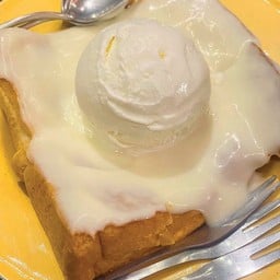 ขนมปังแผ่นปิ้ง ( ครีมนม ) + ไอศครีม