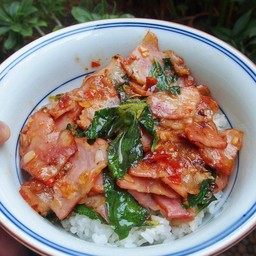 ข้าวกระเพรา เบคอน
