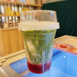 Matcha latte Strawberry oatmilk