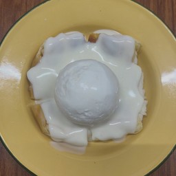 ขนมปังกลมปิ้ง ( ครีมนม ) + ไอศกรีม