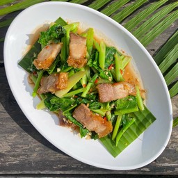 ผัดคะน้าหมูกรอบ