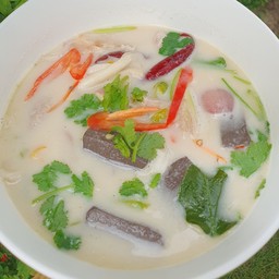 ต้มข่าไก่ พร้อมข้าวสวยและไข่เป็ดต้ม