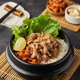 เส้นหมี่หมูสันคอผัดกระเทียม