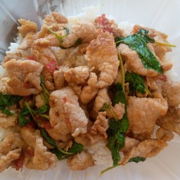 ผัดกระเพาหมูชิ้นราดข้าว