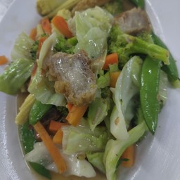 ผัดผักรวมหมูกรอบ