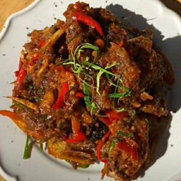 ข้าว พริกแกง ปลาดุกกรอบ