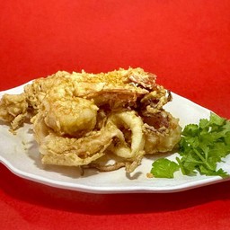 กุ้งและปลาหมึกสดทอดกระเทียมพริกไทย