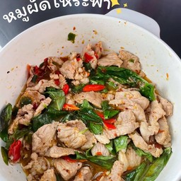 ข้าวราดหมูผัดใบโหรพา